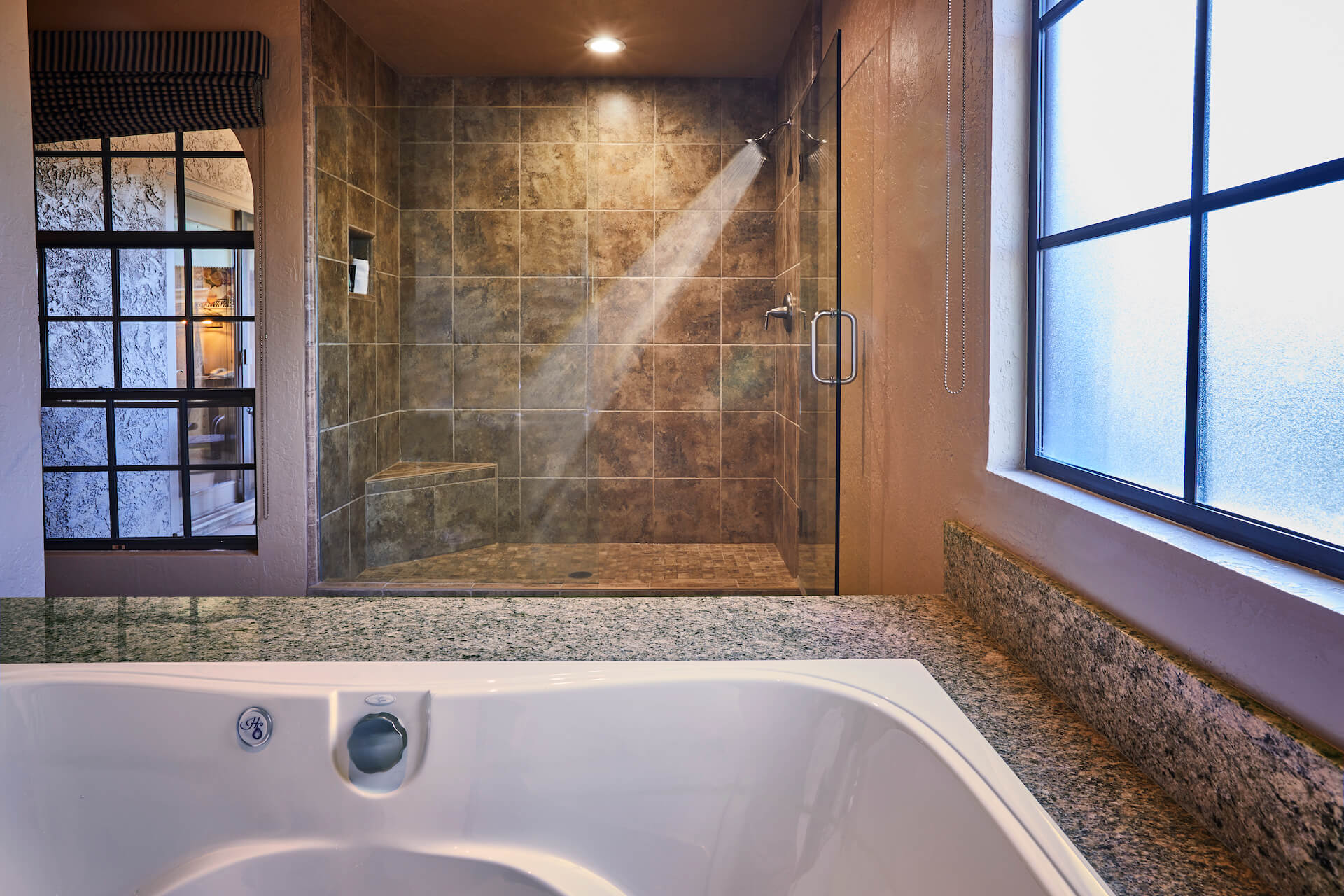 Image of the bath and shower in the Mcdowell